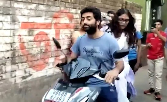 Singer Arijit Singh came to cast his vote riding a scooter with his wife, got trolled