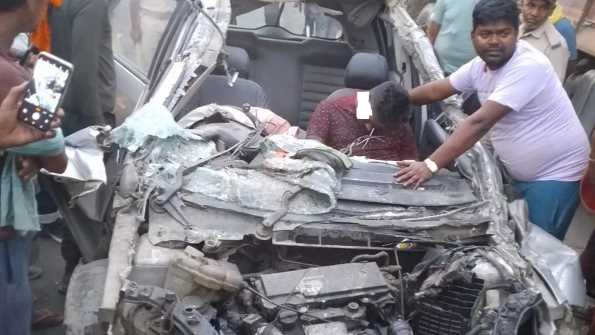 बिहार में भीषण सड़क हादसा, तीन की दर्दनाक मौत; ट्रक में घुस गई कार
