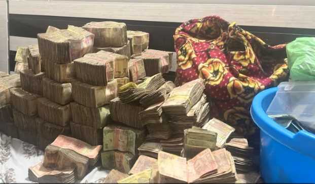 in-madhya-pradesh-rings-of-currency-notes-were-found-from-the-bed-in-a-businessmans-house-the-police-were-surprised-to-see-so-much-cash