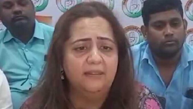 He shouts at me' Radhika Kheda started crying in Congress office, said- I am leaving the party