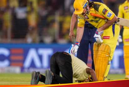A person broke security and entered the field, touched Dhoni's feet, the match had to be stopped