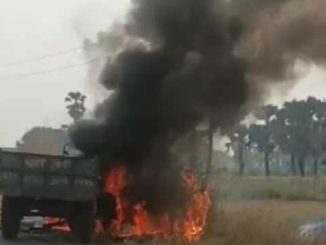 In Bihar, a tractor came in contact with 11 thousand volt wire and burnt to ashes, this is how the accident happened