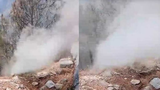 In Uttarakhand, a cloud of smoke is coming out from under the ground, people are surprised to see it when digging