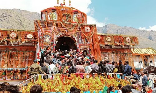 Business of more than Rs 200 crore in just 15 days, number of devotees crosses 10 lakh