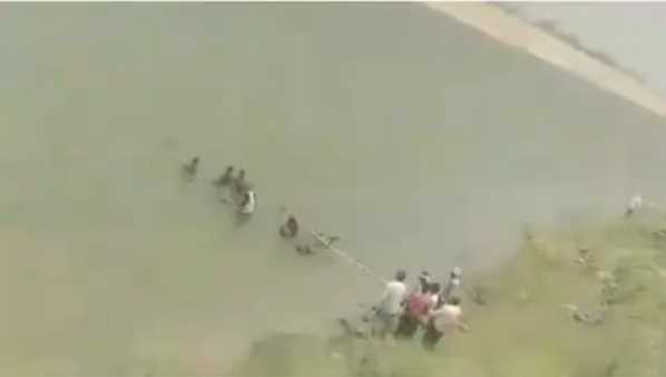 Big news from Madhya Pradesh: Boat capsized in Chambal river, screams and cries all around