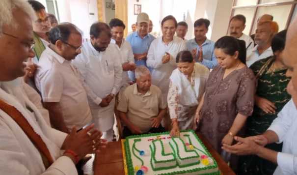 Lalu Yadav cut a 77 pound cake on his 77th birthday, celebrated his birthday with family and supporters
