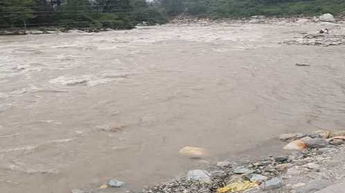 Himachal: Woman slips and falls into Parvati river while doing a photo shoot with husband, missing