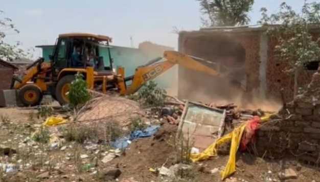 Remains of cows found in 11 houses in Madhya Pradesh, bulldozers run on the houses of the accused, one arrested