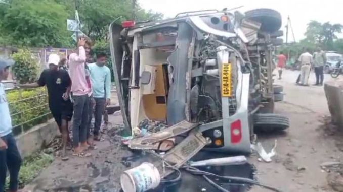 Big accident in Chhattisgarh! A bus carrying 50 people collided with a pole and overturned, a newborn died