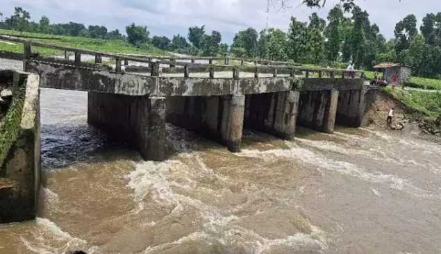 The series of bridge collapses continues in Bihar, the foundation of the bridge built on the Bund river in Kishanganj collapsed