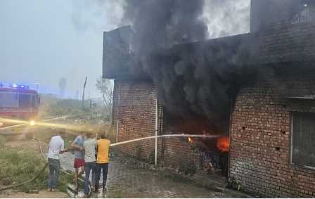 Massive fire in Haryana: Goods worth lakhs burnt to ashes in clothes warehouse, 11 fire tenders engaged in extinguishing the fire