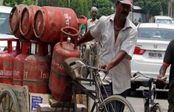 दिवाली पर फ्री LPG सिलेंडर का तोहफा, इन ग्राहकों के लिए है बड़ी खुशखबरी