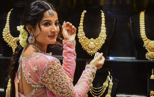 Gold crosses Rs 1.05 lakh mark for the first time, silver also records jump