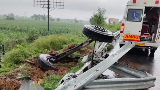 Accident on Delhi-Meerut Expressway: A truck loaded with cement broke the railing and fell down - causing commotion