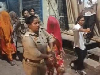 11 girls were caught: They kept hiding their faces with dupattas, so the owner...