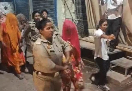 11 girls were caught: They kept hiding their faces with dupattas, so the owner...