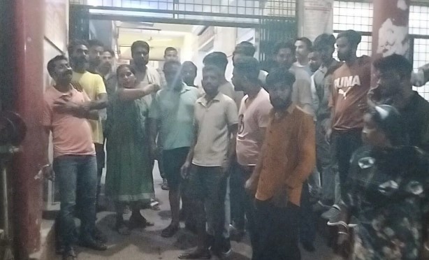 A knife attack in Muzaffarnagar left one youth dead and another hospitalized.
