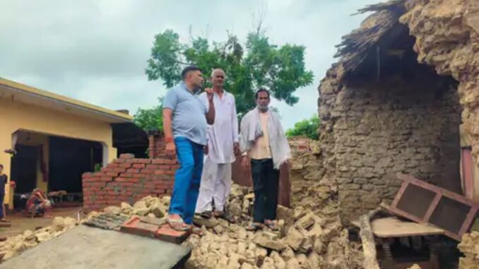 Mud houses collapsed due to rain in Muzaffarnagar: Family belongings buried under rubble, two people injured