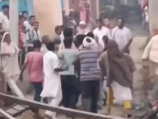 Fight between two groups over erecting a barricade in Muzaffarnagar, VIDEO: Women also involved