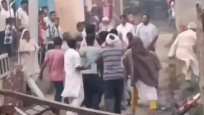 Fight between two groups over erecting a barricade in Muzaffarnagar, VIDEO: Women also involved