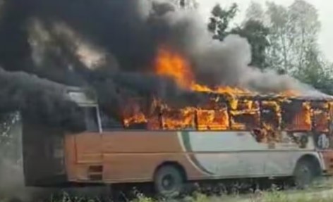 A moving roadways bus in Uttar Pradesh burst into flames, causing outcry and cries, reducing it to ashes in a moment.