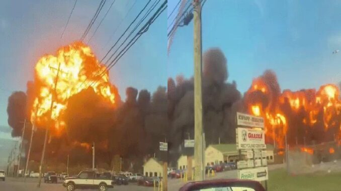 Such an accident of a plane crash: People trembled after seeing it, the fire spread, the area was evacuated