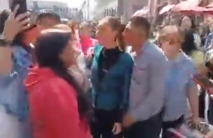 The President was molested in broad daylight, and a kiss attempt was made; people were left stunned.