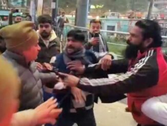 A scuffle broke out between the Samajwadi Party district president and members of the Karni Sena in Muzaffarnagar, leading to chaos.
