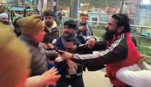 A scuffle broke out between the Samajwadi Party district president and members of the Karni Sena in Muzaffarnagar, leading to chaos.
