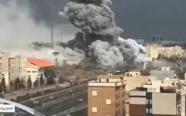 Missile attack on oil tanker near Hormuz: 3 Indians missing, 21 rescued – panic ensues.
