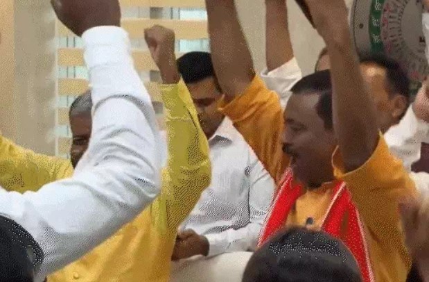 कांग्रेस उम्मीदवार की हार:भाजपा समर्थित उद्योगपति नाथवानी जीते, 12 राज्यों की 26 सीटों में से 19 NDA को कांग्रेस उम्मीदवार की हार:भाजपा समर्थित उद्योगपति नाथवानी जीते, 12 राज्यों की 26 सीटों में से 19 NDA को