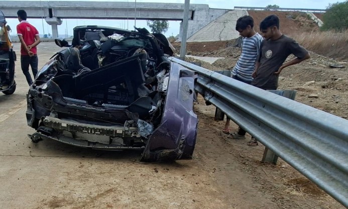 बर्थडे पार्टी के बाद बिछी लाशें, 250 पर दौड़ाई BMW, इंजन पडा दूर-देंखे तस्वीरें बर्थडे पार्टी के बाद बिछी लाशें, 250 पर दौड़ाई BMW, इंजन पडा दूर-देंखे तस्वीरें