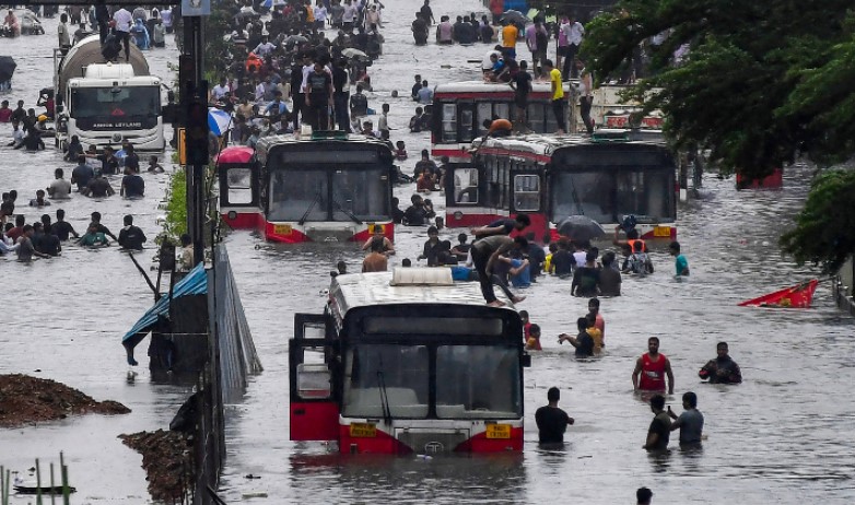 मुंबई में पेड़ उखड़े, गाड़ियां दबींः सब-वे बंद, लोकल ट्रेन बाधित, अब इन राज्यों की बारी मुंबई में पेड़ उखड़े, गाड़ियां दबींः सब-वे बंद, लोकल ट्रेन बाधित, अब इन राज्यों की बारी