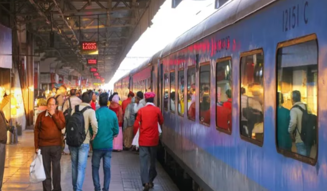 रेल यात्रियों को बड़ा झटका! 1 जुलाई से दोगुना जुर्माना वसूलेगा रेलवे रेल यात्रियों को बड़ा झटका! 1 जुलाई से दोगुना जुर्माना वसूलेगा रेलवे