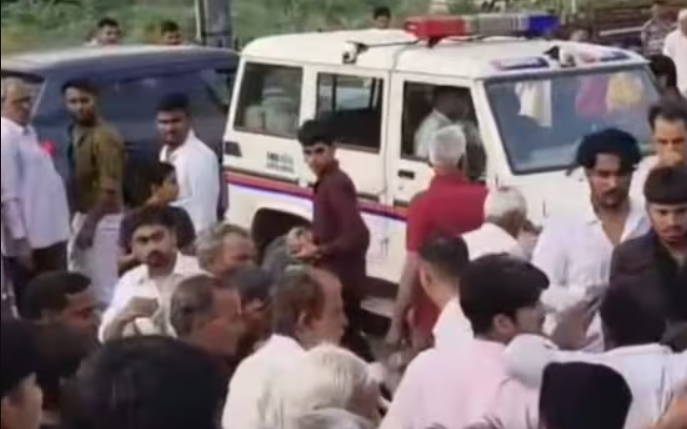 प्रेमी को छुड़ाने के लिए परिजनों से भिड़ी युवती, बीच बाजार में घंटों चला हाई वोल्टेज ड्रामा प्रेमी को छुड़ाने के लिए परिजनों से भिड़ी युवती, बीच बाजार में घंटों चला हाई वोल्टेज ड्रामा