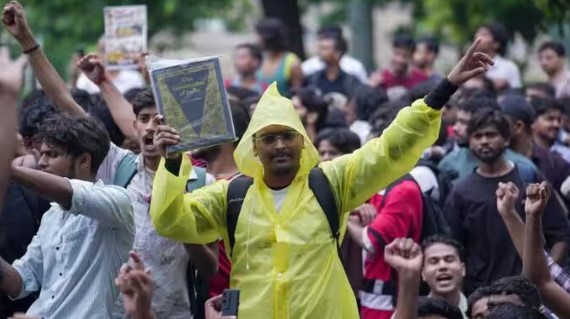 इधर लाठीचार्ज, प्रदर्शनः उधर कॉकरोच जनता पार्टी के प्रवक्ता सरकार से मिलने पहुंचे-जानें पूरा मामला​