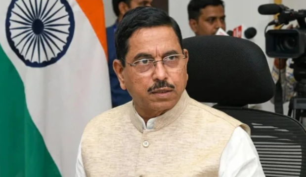 शिक्षा मंत्रालय संभालते ही प्रल्हाद जोशी का बड़ा बयान, पीएम मोदी के विश्वास पर खरा उतरने का किया वादा शिक्षा मंत्रालय संभालते ही प्रल्हाद जोशी का बड़ा बयान, पीएम मोदी के विश्वास पर खरा उतरने का किया वादा
