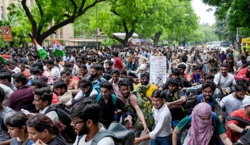 छात्रों से ज्यादा पहुंचे बाहरी चेहरे, जोमैटो बॉय से लेकर ट्रक ड्राइवर तक शामिल, जांच शुरू
