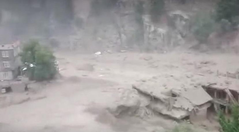 अचानक आई बाढ़ से भारी तबाही, 10 की मौत, 100 से ज्यादा लापता अचानक आई बाढ़ से भारी तबाही, 10 की मौत, 100 से ज्यादा लापता