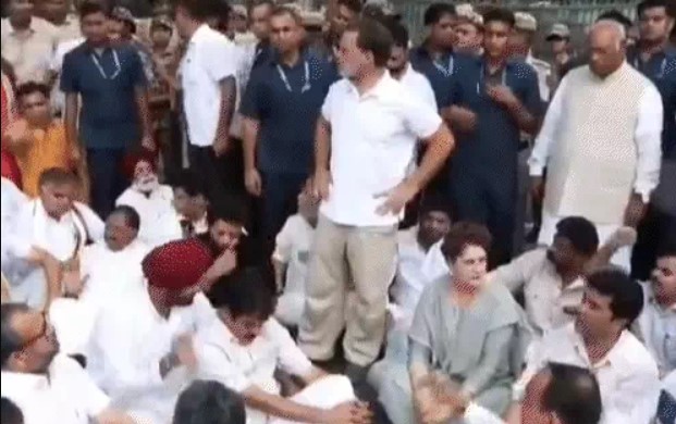 NEET पेपर पर लड़ाई PM मोदी के घर तक आई, राहुल गांधी बैठे धरने पर-मचा हडकंप NEET पेपर पर लड़ाई PM मोदी के घर तक आई, राहुल गांधी बैठे धरने पर-मचा हडकंप