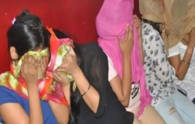 52 पुरुष और 10 महिलाएंः रिजॉर्ट में मचा रखा था नंगा नाच, 10-10 हजार लेकर…​