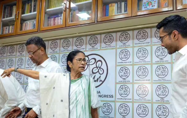 ‘अभिषेक बनर्जी बहुत बुरे हैं…’, TMC में टूट के बीच बोलीं ममता, बागियों को लेकर बड़ा ऐलान