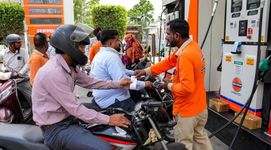 कच्चा तेल धडाम! पेट्रोल-डीजल के दामों पर खुशखबरी-जानें विस्तार से कच्चा तेल धडाम! पेट्रोल-डीजल के दामों पर खुशखबरी-जानें विस्तार से