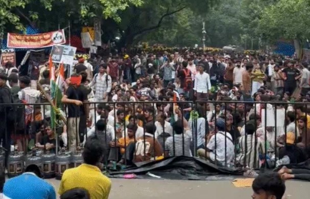 CJP का प्रदर्शन, दिल्ली के 16 मेट्रो स्टेशन बंद:बंगाल से 2 हजार CRPF जवान आ रहे CJP का प्रदर्शन, दिल्ली के 16 मेट्रो स्टेशन बंद:बंगाल से 2 हजार CRPF जवान आ रहे