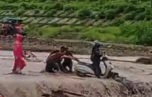 बारिश से तबाहीः सड़कें डूबीं, कारों पर गिरे पेड़ः लैंडस्लाइड, हजारों लोग फंसे, दर्जनों लोगों की मौतें बारिश से तबाहीः सड़कें डूबीं, कारों पर गिरे पेड़ः लैंडस्लाइड, हजारों लोग फंसे, दर्जनों लोगों की मौतें