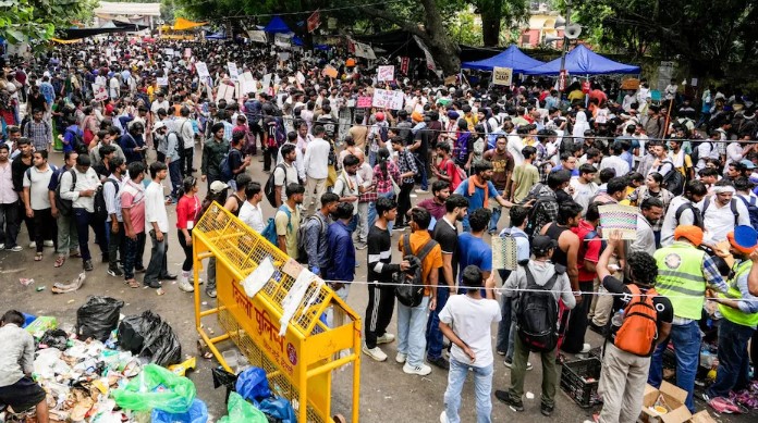 सड़क पर लोहे की शीट्स और ठोंकी गईं कीलें, दिल्ली पुलिस की जंतर-मंतर पर अभेद्य किलाबंदी सड़क पर लोहे की शीट्स और ठोंकी गईं कीलें, दिल्ली पुलिस की जंतर-मंतर पर अभेद्य किलाबंदी