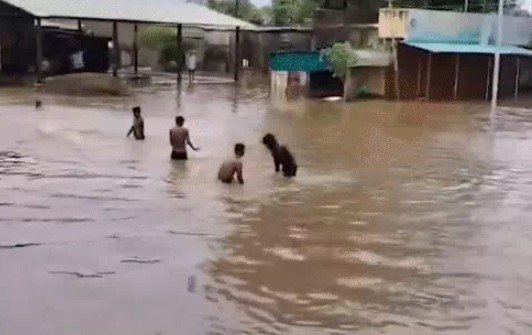 भारी बारिश से देश के कई राज्यों में तबाहीः बाढ़ से 24 घंटे में 19 मौतें, हजारों को किया रेश्क्यू भारी बारिश से देश के कई राज्यों में तबाहीः बाढ़ से 24 घंटे में 19 मौतें, हजारों को किया रेश्क्यू