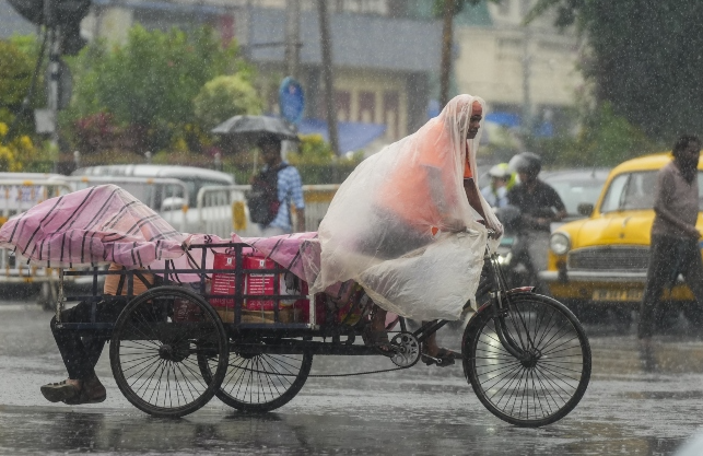 देशभर में बिगड़ने वाला है मौसम; इन राज्यों में अगले 4 दिन भारी बारिश का खतरा देशभर में बिगड़ने वाला है मौसम; इन राज्यों में अगले 4 दिन भारी बारिश का खतरा
