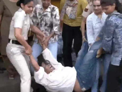 वांगचुक को पुलिसवाले उठा ले गये, दीपके बोलेः गालियां देकर मुझे पीटा गया-प्रदर्शनकारियों का हंगामा वांगचुक को पुलिसवाले उठा ले गये, दीपके बोलेः गालियां देकर मुझे पीटा गया-प्रदर्शनकारियों का हंगामा