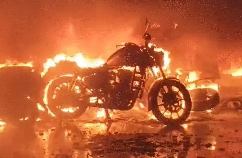नोएडा में 4 मंजिला बिल्डिंग में आग, जिंदा जले लोगः सीढ़ियों के सहारे बची सैंकडों की जान
